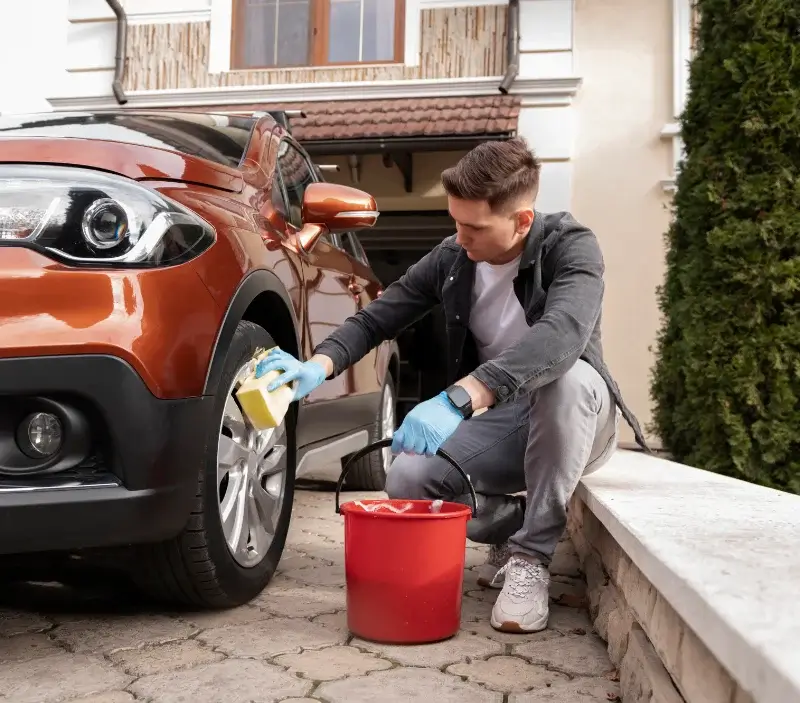 Lavage auto à domicile Buhl-Lorraine : professionnel intervenant sur un véhicule